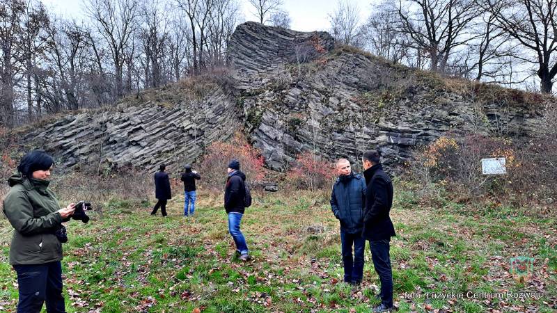 Warsztaty geoturystyczne - uczestnicy przy Stożku Perkuna